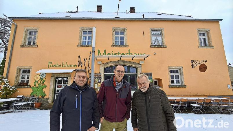 Gastronom Christopher Sack (links) kehrt dem &quot;Meisterhaus&quot; den Rücken, nachdem sein Umsatz im vergangenen Jahr um 50 Prozent gesunken sei. Mit im Bild die Inhaber Ulrik Katholing (Mitte­) ­ und Jürgen­ Wolf. Bild: Brigitte Gschwendtner/fph