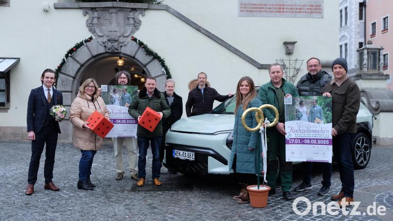 Ab 17. Januar darf wieder gewürfelt werden. An den Weidener Hochzeitswochen beteiligen sich elf Fachgeschäfte. Schirmherr der Veranstaltung ist Oberbürgermeister Jens Meyer (Vierter von links). Bild: Stefan Gruhle