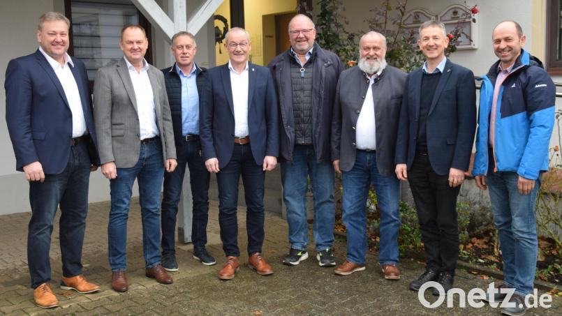 Die Bürgermeister oder deren Vertreter aus den ILE-Mitgliedsgemeinden Kastl, Ebermannsdorf, Schmidmühlen, Rieden, Hohenburg, Ammerthal, Ursensollen und Ensdorf geben den Startschuss für ein gemeinsames integriertes ländliches Entwicklungskonzept (ILEK) mit der Freigabe der gemeinsamen Homepage (www.ile-oberpfälzer-jura.de). Bild: bö