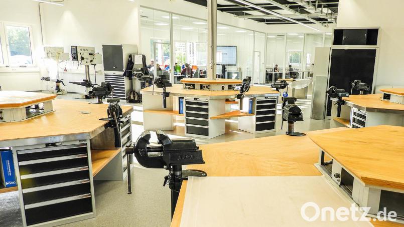 Die bisherigen Werkbänke in der Ausbildungswerkstatt des Überbetrieblichen Bildungszentrums in Ostbayern (ÜBZO) werden im Zuge der Förderung für eine zeitgemäße Ausbildung modernisiert. Bild: ÜBZO, Sebastian Gmeiner, exb