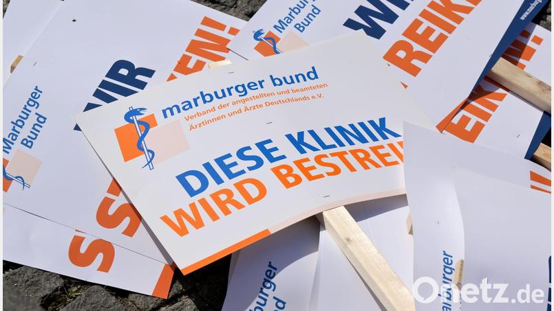 Plakate von Medizinern liegen auf dem Boden. Der Marburger Bund hat Ärztinnen und Ärztinnen in mehreren Bundesländern zum Streik aufgerufen. Archivbild: Peter Kneffel/dpa