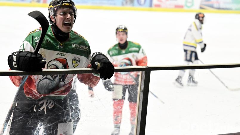 Brendan Walkom vom ERSC Amberg (Szene aus einem früheren Spiel) hatte am Sonntagabend und in der Nacht zum Montag gleich doppelten Grund zur Freude. Erst schoss er den ERSC Amberg zum Sieg, dann wurde er Vater eines Sohnes. Archivbild: Hubert Ziegler