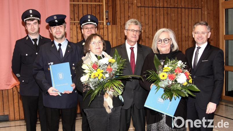 Gewürdigt wurde die Arbeit der ausscheidenden Familienbeauftragten Nicole Fürst (Zweite von rechts) und Anita Thoma (Vierte von rechts). Auf dem Bild fehlt Feuerwehrmann Marco Müller, der mit seinem Kollegen Florian Zeitler (Zweiter von links) ebenfalls geehrt wurde. Es gratulierten der Vorsitzende der Feuerwehr, Christian Höfer (links), Kommandant Christian Thinschmied, Bürgermeister Wolfgang Braun (hintere Reihe von links) sowie MdL Tobias Reiß (rechts). Bild: wro