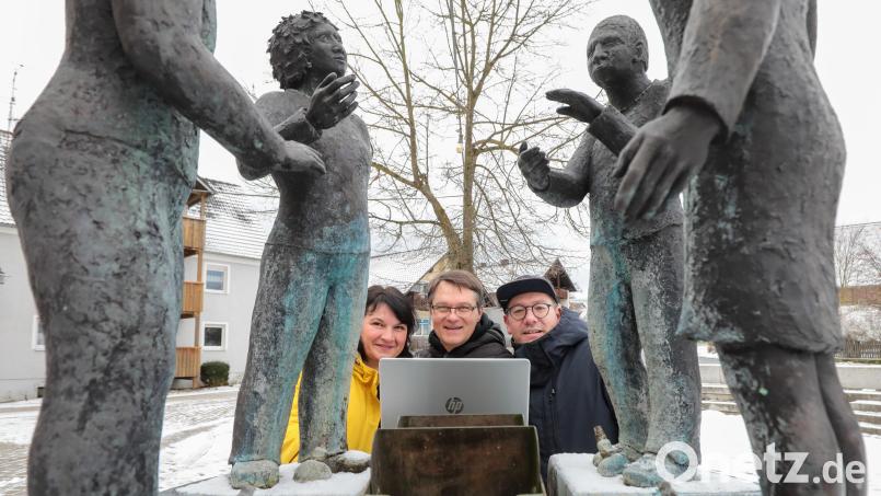 Barbara Gerl, Uli Piehler und Andreas Hahn, drei der vier ehrenamtlichen Betreuer der Facebook-Community &quot;Neues aus Freudenberg&quot;, wollen dort nichts mehr veröffentlichen. Ihr Foto mit dem Laptop am Dorfbrunnen enthält eine Botschaft: Statt durchs Internet zu surfen, lieber wieder das Miteinander im echten Leben suchen - so wie es die Brunnen-Figuren darstellen. Bild: Wolfgang Steinbacher