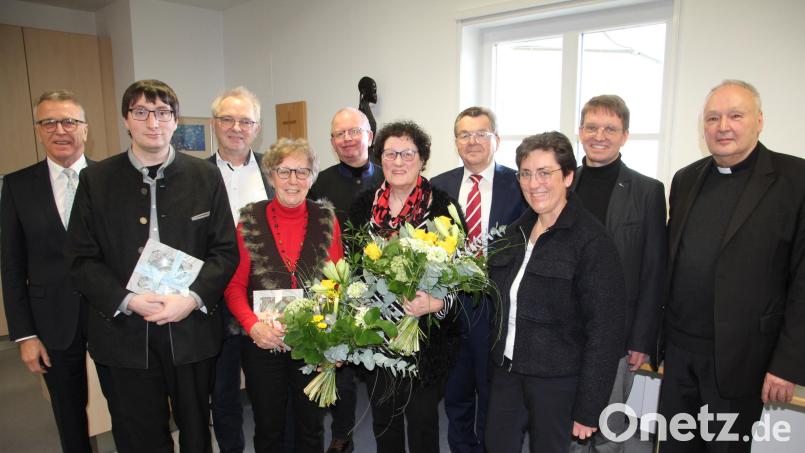 Beim Neujahrsempfang wurden verdiente Persönlichkeiten ausgezeichnet: (von links) Bürgermeister Franz Stahl, Matthias Krapf, Christoph Eckert, Anneliese Müller, Klaus Steckbauer, Liselotte Kulzer, Dr. Maximilian Schön, Pfarrgemeinderatssprecherin Edith Schön, Andreas Ockl und Stadtpfarrer Georg Flierl. Bild: kro