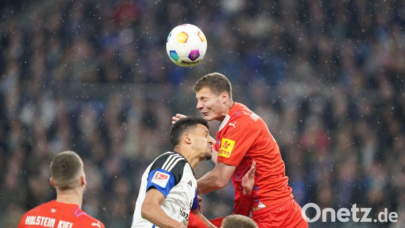 Patrick Erras (rechts) im Luftduell. Der Raigeringer in Diensten von Holstein Kiel fällt schon seit sechs Wochen aus. Archivbild: Marcus Brandt/dpa