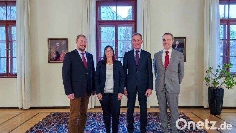 Folko Bührle´(links) und Albert Vogt (rechts) verabschieden Christian Bauer (Zweiter von rechts) und ernennen Elke Wolf (Zweite von links) zur neuen ehrenamtlichen Pharmazierätin. Bild: Stephanie Bleuse, Regierung von Oberfranken/exb