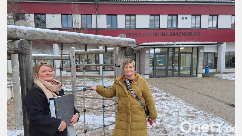 Schweren Herzens haben Diana Naumann (links) und Monika Bäuml die Auflösung des Fördervereins der Grund- und Mittelschule Nabburg in die Wege geleitet, der auch sichtbare Spuren wie des Klettergerüst im Hintergrund hinterlässt. Bild: bl