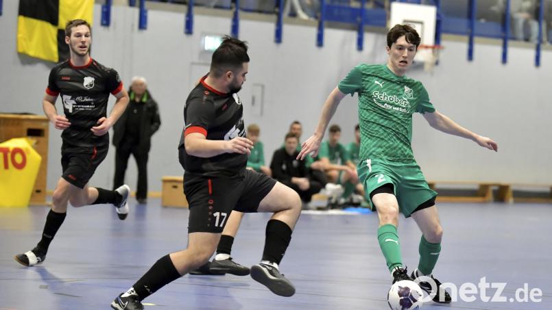 Jonas Pirner (rechts) und der 1. FC Schlicht sind zwar Futsal-Kreismeister, nehmen aber nicht an der Bezirksmeisterschaft in Weiden teil. Bild: Hubert Ziegler