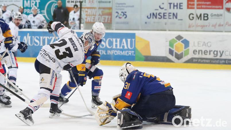 Daniel Bruch vor dem Tor der Lausitzer Füchse. Am Sonntagabend gewannen die Blue Devils das Auswärtsspiel in Weißwasser mit 4:0 und blieben erneut ohne Gegentor. Bild: Thomas Heide