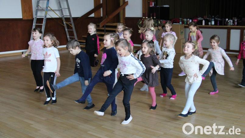 Vollen Einsatz zeigten die 18 Kinder in der neu gegründeten Purzelgarde im Training im Kultursaal. Jakob Krapfl ist die einzige &quot;Micky Maus&quot; unter 17 &quot;Minnie Mäusen&quot;. Bild: prh