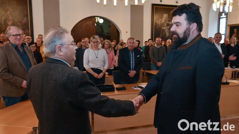 Nach seinem überraschenden Sieg bei der Bürgermeisterwahl am 14. Januar 2024 wurde Stefan Frank (rechts) am 12. März von Altbürgermeister Gerd Geismann im großen Rathaussaal in Sulzbach-Rosenberg, durch Alt-Bürgermeister Gerd Geismann vereidigt. Nach dann nur zwei Jahren im Amt will sich Frank 2026 erneut zur Wahl stellen – so hat er es im Wahlkampf versprochen. Archivbild: Stephan Huber