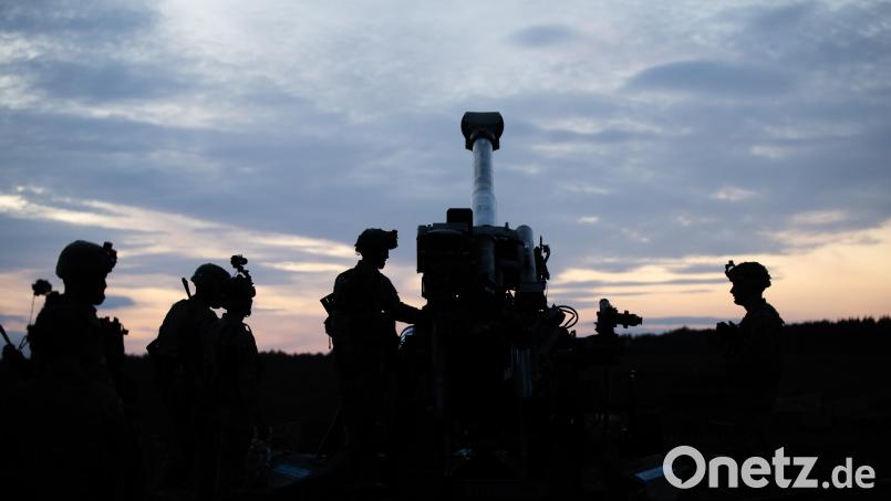 Soldaten üben auf dem Truppenübungsplatz Grafenwöhr mit einer M777-Haubitze. Das ist eine der Waffen, an denen ukrainische Soldaten in der Oberpfalz ausgebildet werden. Symbolbild: Kevin Payne/US Army