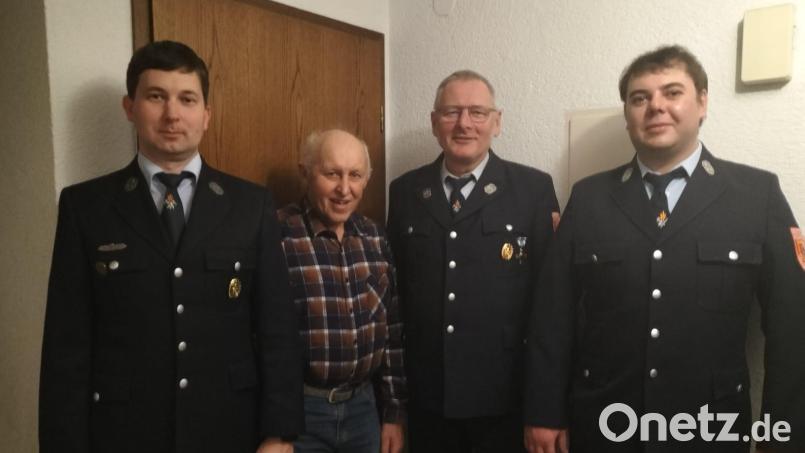Erster und zweiter Vorstand Matthias Friedl und Josef Schleicher in Begleitung von Gerätewart Martin Stopfer von der Feuerwehr Heinersreuth überbringen die Glückwünsche. Bild: Karin Schmidt