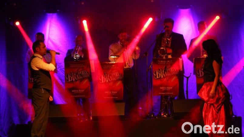 Die &quot;Big Party Band&quot; spielt beim Stadtball in Nabburg. Bild: Andreas Nickl/exb