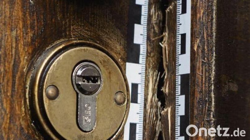 Mit Gewalt drangen die Täter in eine Wohnung in Rehau ein. Symbolbild: Petra Hartl