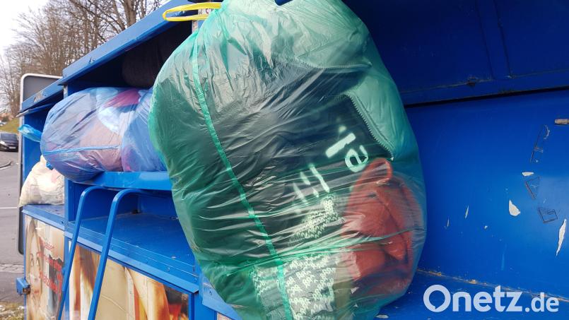 Nach der Einführung der Getrenntsammlungsplicht für Alttextilien herrscht mancherorts Verunsicherung darüber, was ist die Container darf und was nicht. Archivbild: Benkhardt