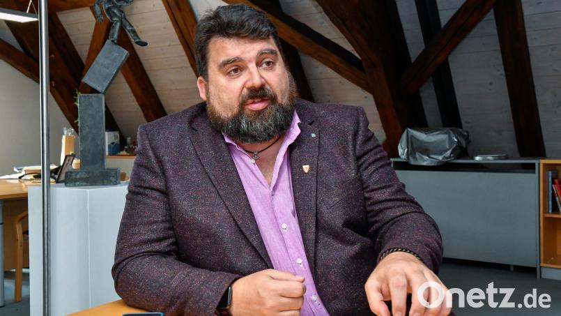 Sulzbach-Rosenbergs Erster Bürgermeister empfing Oberpfalz-Medien zum Interview in seinem Büro im obersten Stockwerk des Rathauses. Sein erstes Jahr im Amt sieht Stefan Frank als „Lehrjahr“. Er will vor allem mit größtmöglicher Bürgernähe punkten. Dafür bekomme er auch parteiübergreifend sehr viel Lob, berichtet er. Bild: Petra Hartl