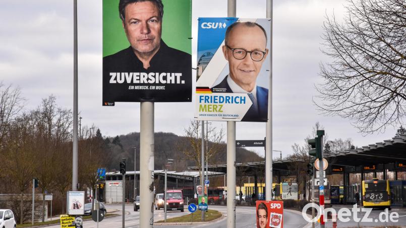 Die ersten Plakate zur Bundestagswahl 2025 hängen rund um den Altstadtring in Amberg. Bild: Stephan Huber