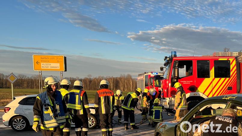 Vier Feuerwehren, Polizei und Rettungsdienst waren zu dem schweren Unfall auf der B299 bei Seugast ausgerückt. Bild: Wolfgang Steinbacher