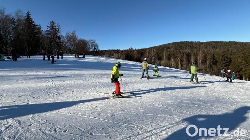 Der Skilift in Pfaben ist seit Samstag wieder in Betrieb. Am Sonntag nutzten viele Skifahrer und Snowboarder bei idealen Verhältnissen die Gelegenheit zum Wintersport. Bild: rw