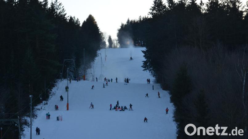 Skifahrer konnten nur den unteren Bereich des Abhangs nutzen. Oben arbeiteten noch die Schneekanonen mit Hochdruck an einer guten Schneeauflage. Aktuell ist der komplette Abhang für die Wintersportler geöffnet. Bild: dob