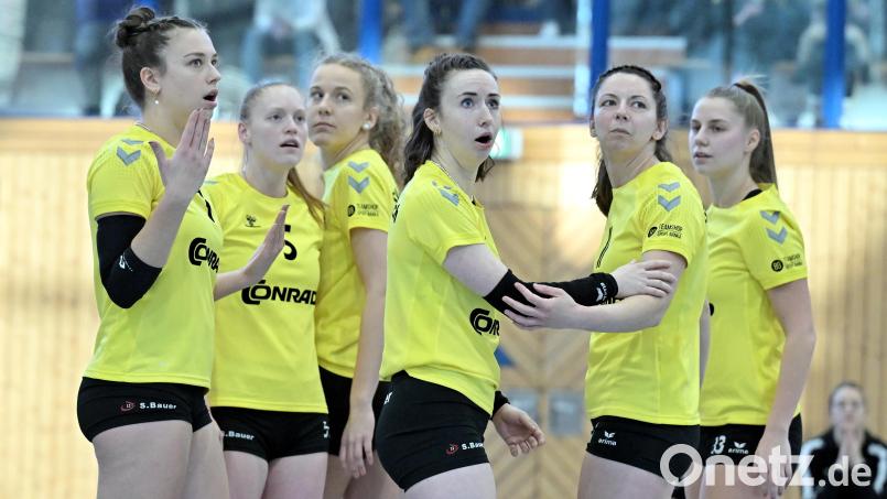Etwas ungläubig blicken die Hahnbacher Volleyballerinnen Richtung Spielstand. Am Ende war aber alles gut, sie siegten gegen VCO Dresden knapp mit 3:2. Bild: Hubert Ziegler