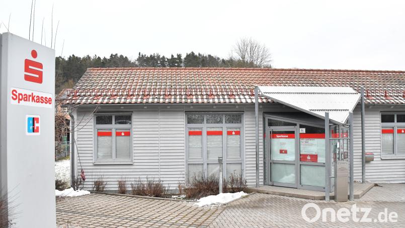 Unbekannte Täter sind Ende August 2024 in die Sparkassenfiliale in Illschwang eingedrungen. Dabei brachen sie den Geldautomaten auf, erbeuteten mehrere Tausend Euro Bargeld und richteten mit einem Feuerlöscher in der Niederlassung erheblichen Schaden an. Bild: Petra Hartl