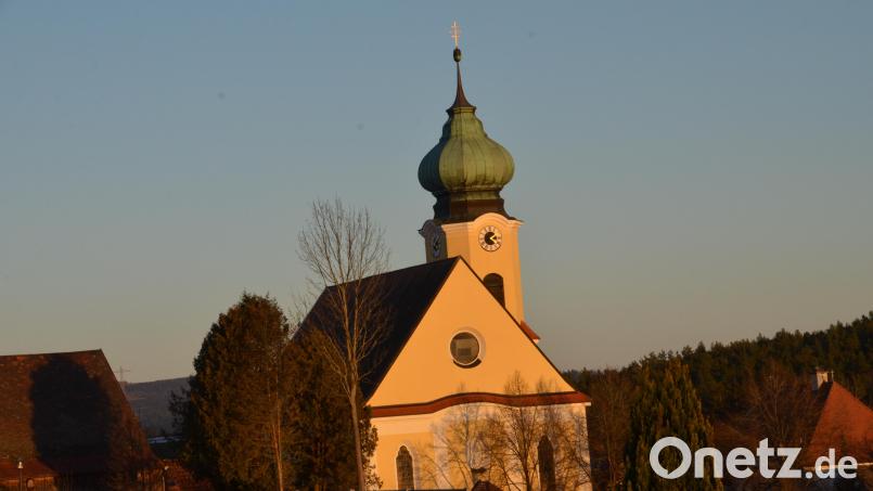 Im hereinbrechenden Abendlicht leuchtet die Roggensteiner Pfarrkirche St. Erhard schon jetzt prächtig über dem Luhetal. Bild: dob