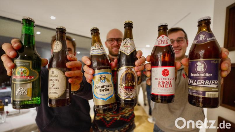 Sechs Biere aus Amberg und Amberg-Sulzbach werden gemeinsam mit einem Experten verkostet. Darunter auch ein Pils von der Brauerei Märkl, die ihren Betrieb einstellt, und ein dunkles Sperber-Zoigl – das einzige Bier aus Sulzbach-Rosenberg bei der Verkostung. Bild: Philipp Koch/Round Table 235