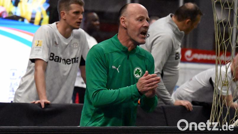 Martin Hermann am Samstag als Fürther Teamchef der Legenden-Mannschaft beim Bananenflanker-Turnier in Regensburg. Links hinten Lars Bender, der einstige Kapitän von Bayer Leverkusen. Bild: dme