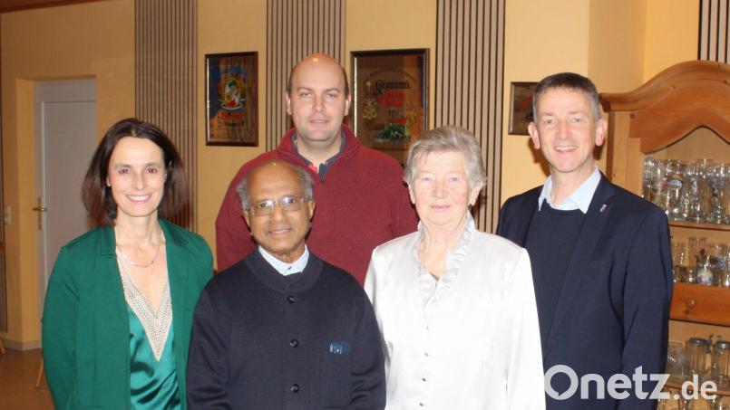 Gratulationscour zum 80. Geburtstag (von links): Annette Wenkmann (Zweite Vorsitzende des OGV), Pfarrer Josef Madathiparampil, Markus Fuchs (Vorsitzender des OGV), Maria Hummel (Jubilarin) und Albert Geitner (Bürgermeister). Bild: snn