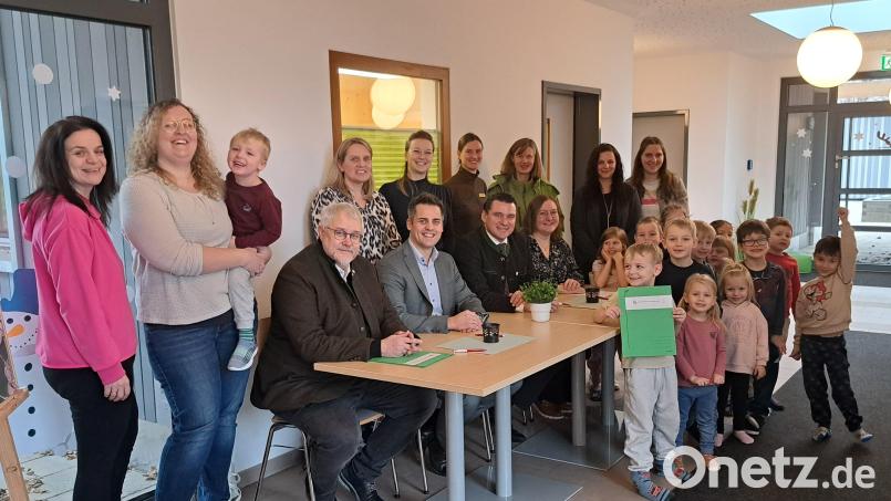 BRK-Geschäftsführer Otto Josef Langenhan, Bürgermeister Rudolf Teplitzky, der Vorsitzende des Vereins Naturpark Oberpfälzer Wald, Landrat Thomas Ebeling, und Kindergartenleiterin Caroline Göbel (am Tisch von links) besiegeln ihre Kooperation. Bild: Jessica Winklmann/exb