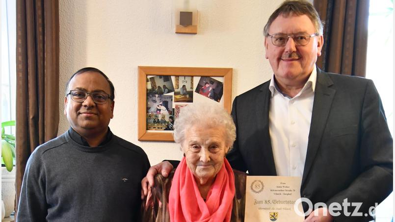 Bürgermeister Hans-Martin Schertl und Pfarrer Madanu überbrachten der Jubilarin Gunda Weber ihre Glückwünsche. Bild: Stefanie Gradl