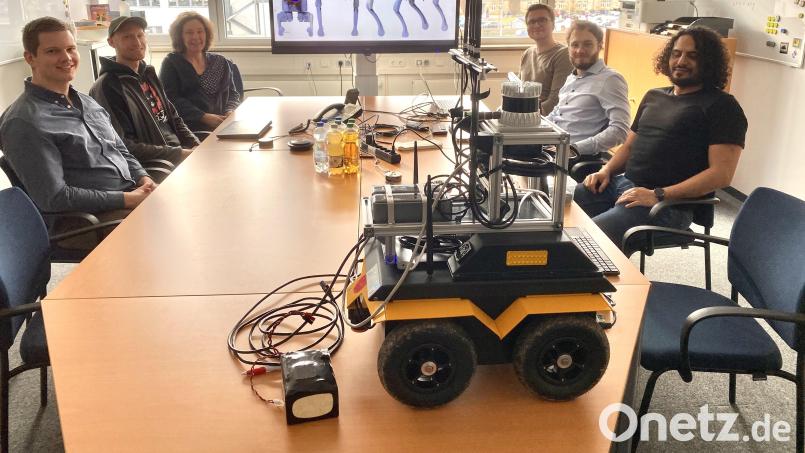 Das Automotive-Team der OTH im Besprechungsraum in Amberg. Im Vordergrund der Prototyp des Rettungsroboters. Bild: upl