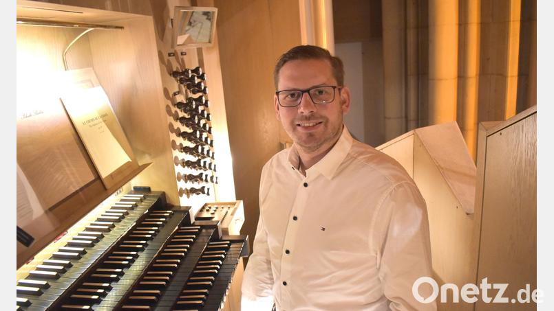 Maximilian Betz an der Orgel in St. Lamberti in Münster. Bild: Maximilian Betz/exb