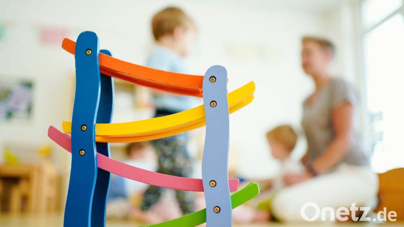 Kinderbetreuung kostet viel Geld. Das spiegelt sich im Haushalt 2025 der Stadt Marktredwitz wider. Etwa acht Millionen Euro stecken im Verwaltungshaushalt für den laufenden Betrieb der Kindertagesstätten. Symbolbild: Uwe Anspach/dpa