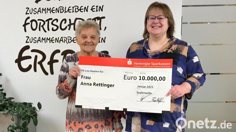 Kundenberaterin Martina Buchfelder (rechts) übergibt den symbolischen Scheck an 
Anna Rettinger. Bild: Sparkasse