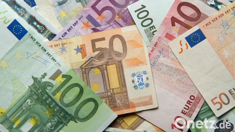 Einen stattlichen dreistelligen Euro-Betrag verlor ein Mann am ersten Weihnachtsfeiertag in Tirschenreuth. Dank einer ehrlichen Finderin hat er sein Geld schnell wiederbekommen. Symbolbild: Daniel Reinhardt/dpa
