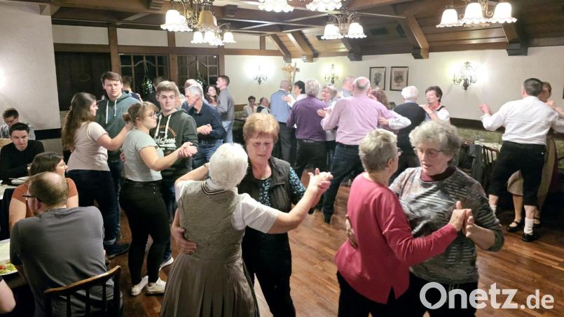 30 Jahre Volkstanz feiern die „Oberpfälzer Volksmusikfreunde e.V.“ im Hellerbrandsaal in Högling. Bild: Peter Schneeberger/exb