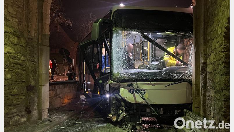 Ob der Busfahrer bei Straßenglätte zu schnell unterwegs war, soll nun ein Gutachter klären. Bild: Pascal H./NEWS5/dpa