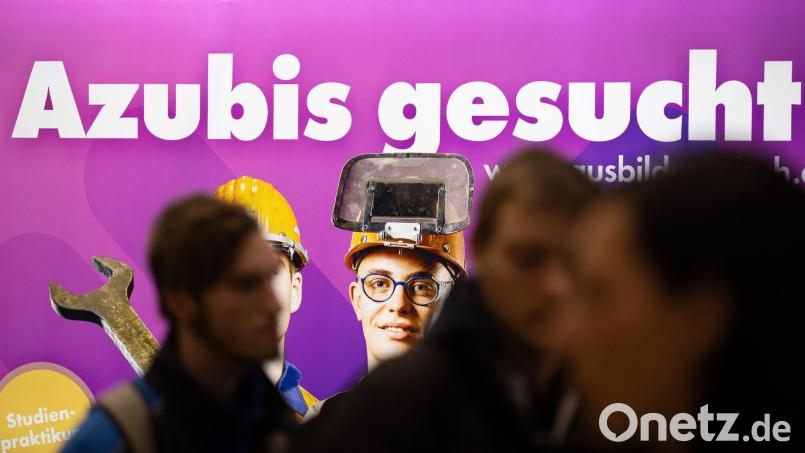 Viele Jugendliche ohne Ausbildungsplatz machen erst einmal ein Betriebspraktikum - trotz Tausender unbesetzter Lehrstellen. Archivbild: Sebastian Kahnert/dpa