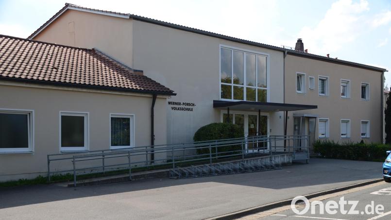 Der rechte bisher als Hausmeister- und Lehrerwohnung genutzte Gebäudeteil wird in Kürze abgerissen. Dort entsteht der Verbindungstrakt zum Neubau der Offenen Ganztagsschule. Bild: ak