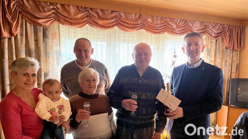 Bürgermeister Albert Geitner (rechts) gratuliert Josef Iberl (Zweiter von rechts), hier mit Ehefrau Rita, Tochter Claudia mit Ehemann und Urenkelin Resi, zum 80. Geburtstag. Bild: Regina Kießling