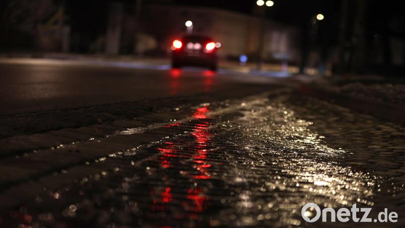 Eine Straße ist mit einer dünnen Eisschicht überzogen. In Amberg und im Landkreis Amberg-Sulzbach gab es zahlreiche Unfälle während der Glätte. Symbolbild: Karl-Josef Hildenbrand /dpa