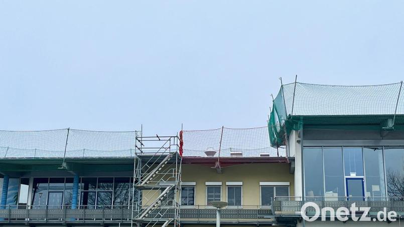 Die Absturzsicherung am Dach der Neustädter Stadthalle stammt von der Behebung der Schäden beim Bau Solaranlage. Die nun fällige Dachreparatur im Bereich der Abluftanlage über der Küche kann erst bei wärmeren Temperaturen erfolgen. Bild: Gabi Schönberger