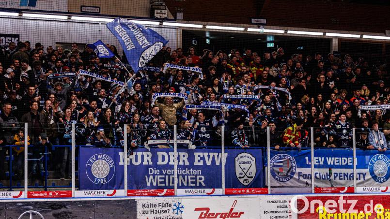 Die Fans des Weidener Eishockeys dürfen bereits die finanzielle Rettung des 1. EV Weiden bejubeln und ebenso auf die DEL-2-Zukunft der Blue Devils Weiden hoffen. Bild: Werner Moller