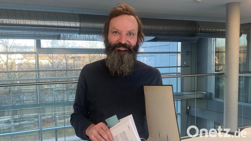 Die notwendigen 200 Unterstützerunterschriften für seine Kandidatur hat Konrad Dippel mühelos zusammenbekommen und fein säuberlich abgeheftet. Das Ziel des Parteilosen lautet zum sechsten Mal: Einzug in den Bundestag. Bild: Christine Strasser