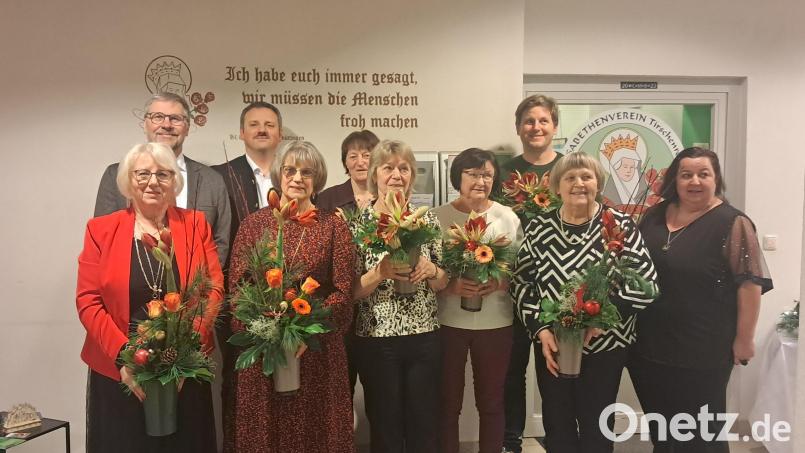 Langjährige und treue Mitarbeitende zeichnete der Elisabethenverein im Kreiscaritasverband Tirschenreuth/Wunsiedel aus. In der vorderen Reihe (von links) Christa Schmid, Heike Wolfrum, Silvia Schulz, Elisabeth Gleißner, Rosa Haubner und Cordula Köhler. In der hinteren Reihe (von links) Caritas-Vorstand Martin Kneidl, Rainer Schmid (Geschäftsführer Elisabethenverein) sowie die Geehrten Rosa-Maria Röckl und Matthias Schneider. Bild: Andrea Fischer/exb
