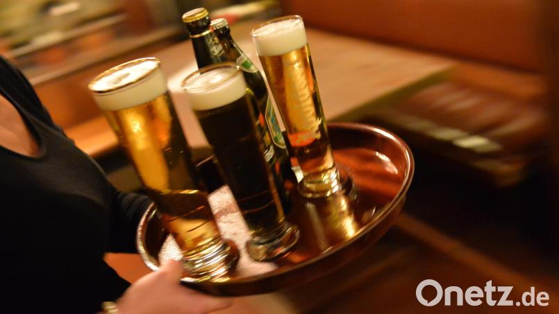 Ein Wirtshaus, für das die Stadt Schwandorf die Erlaubnis widerrufen hat, darf vorläufig wieder öffnen. Bild: Marc Tirl/dpa